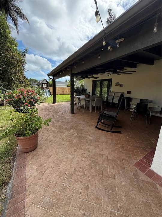 En Venta: $1,099,000 (5 camas, 3 baños, 2108 Pies cuadrados)