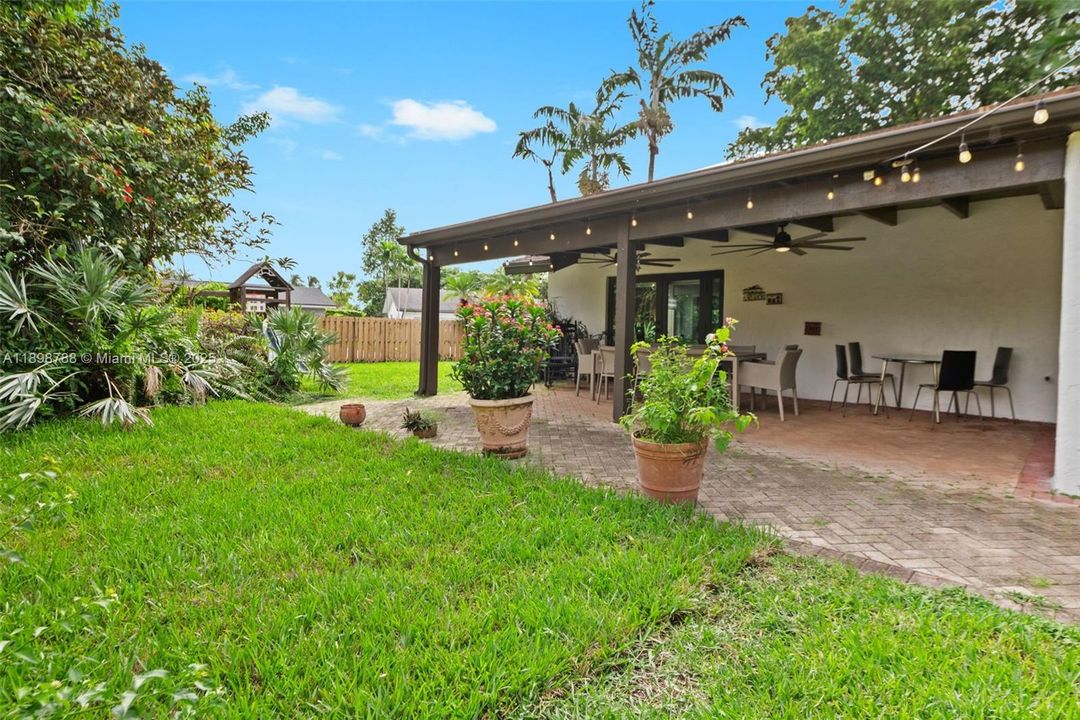 En Venta: $1,099,000 (5 camas, 3 baños, 2108 Pies cuadrados)