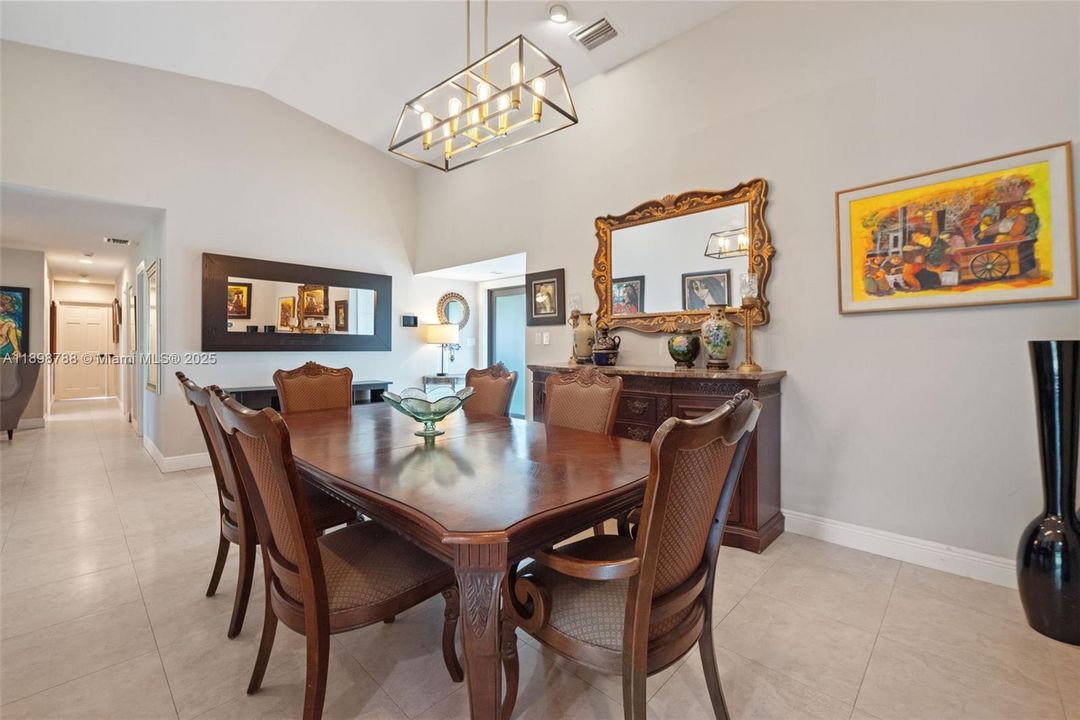 En Venta: $1,099,000 (5 camas, 3 baños, 2108 Pies cuadrados)