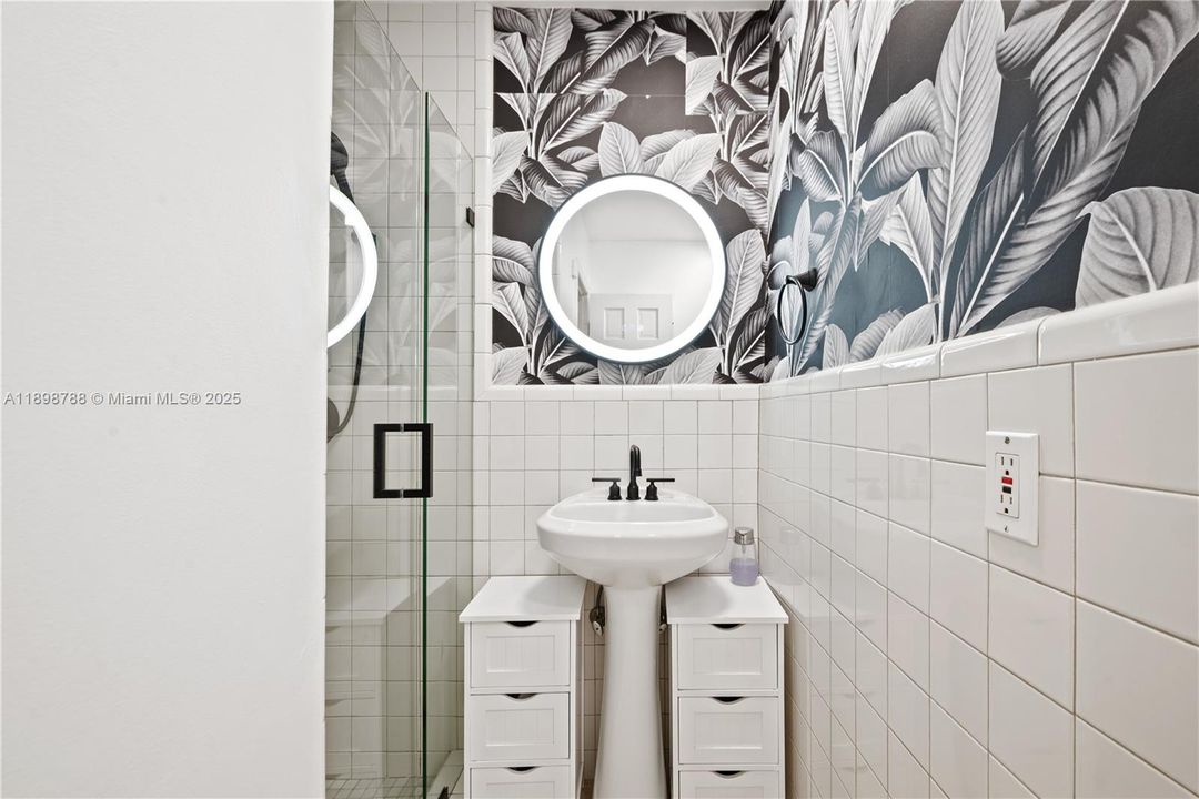 En Venta: $1,099,000 (5 camas, 3 baños, 2108 Pies cuadrados)