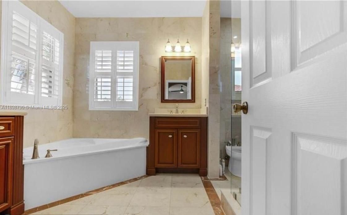 出租: $6,300 (5 贝兹, 4 浴室, 2889 平方英尺)