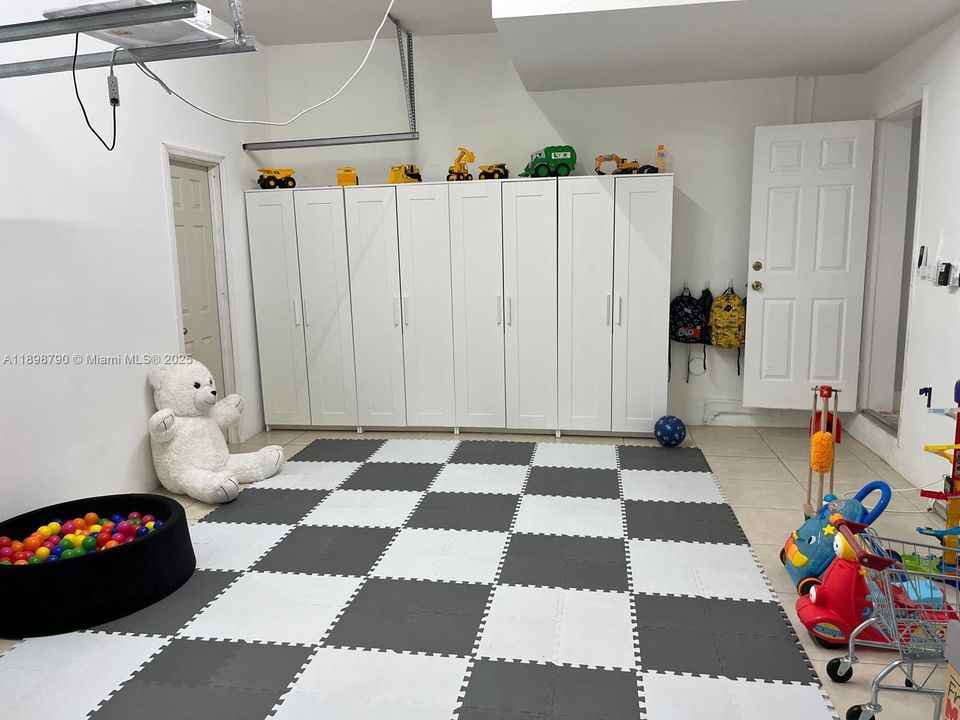 出租: $6,300 (5 贝兹, 4 浴室, 2889 平方英尺)