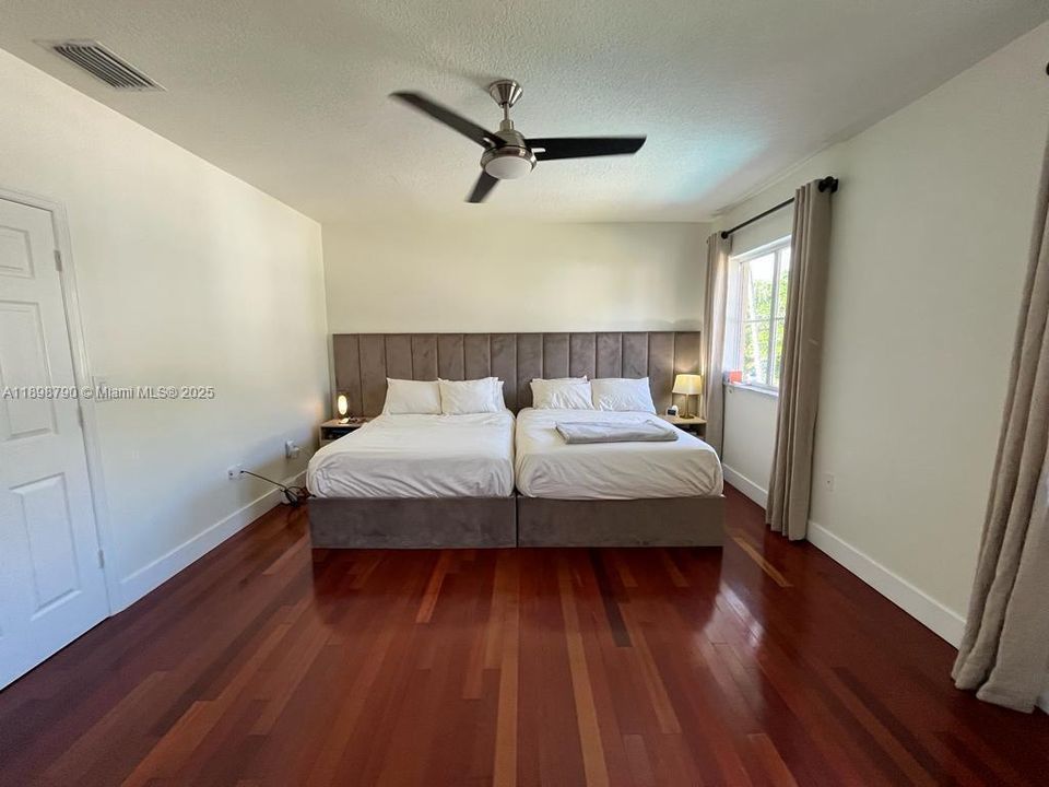 出租: $6,300 (5 贝兹, 4 浴室, 2889 平方英尺)