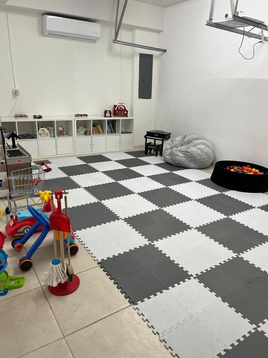 出租: $6,300 (5 贝兹, 4 浴室, 2889 平方英尺)