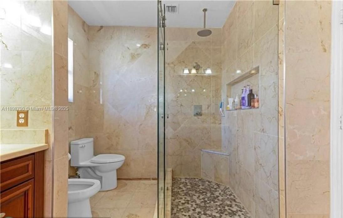 出租: $6,300 (5 贝兹, 4 浴室, 2889 平方英尺)