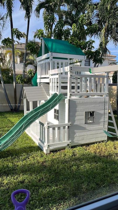 出租: $6,300 (5 贝兹, 4 浴室, 2889 平方英尺)