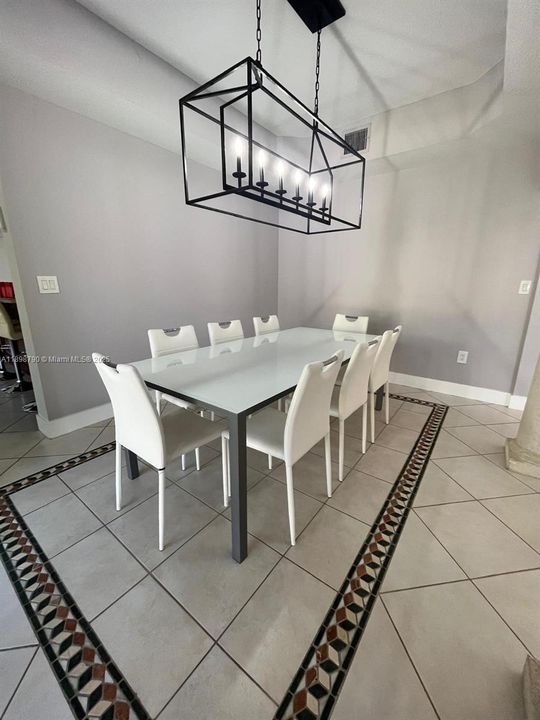 出租: $6,300 (5 贝兹, 4 浴室, 2889 平方英尺)