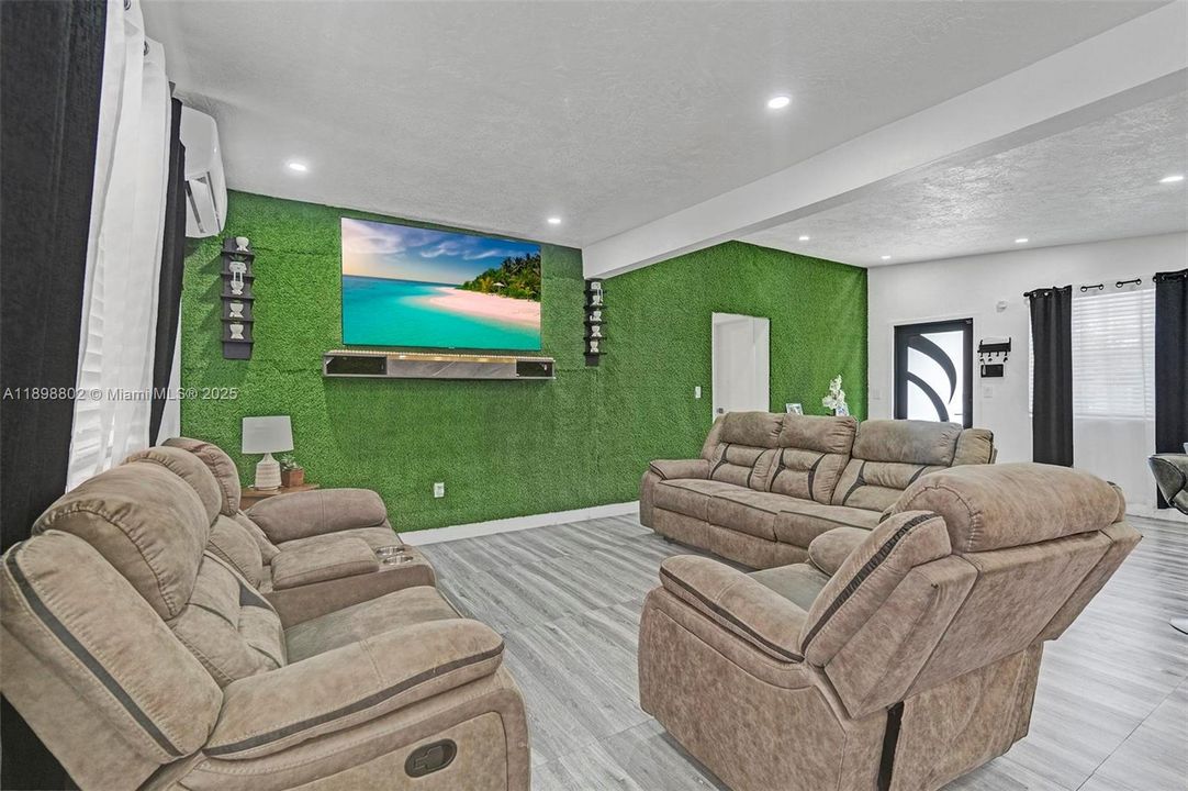 For Sale: $519,999 (4 beds, 2 baths, 1665 Square Feet)