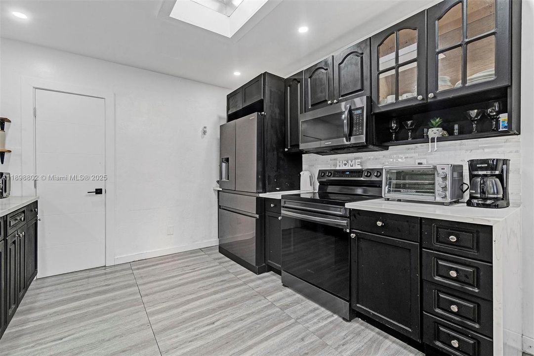 For Sale: $519,999 (4 beds, 2 baths, 1665 Square Feet)