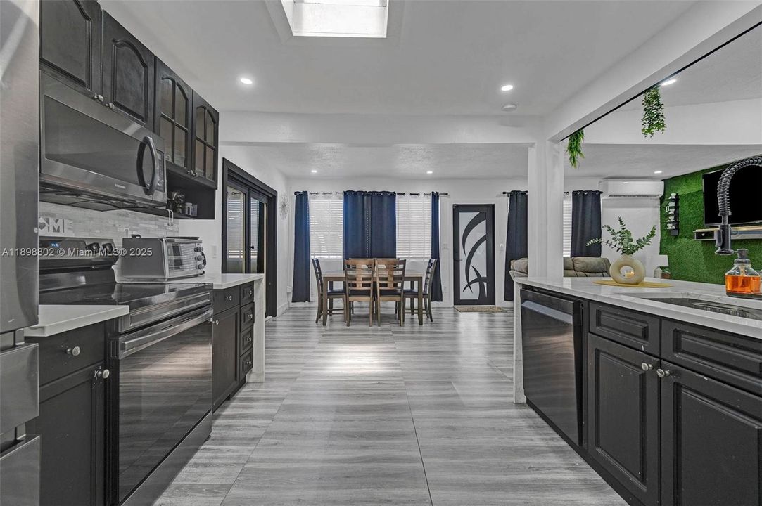 For Sale: $519,999 (4 beds, 2 baths, 1665 Square Feet)