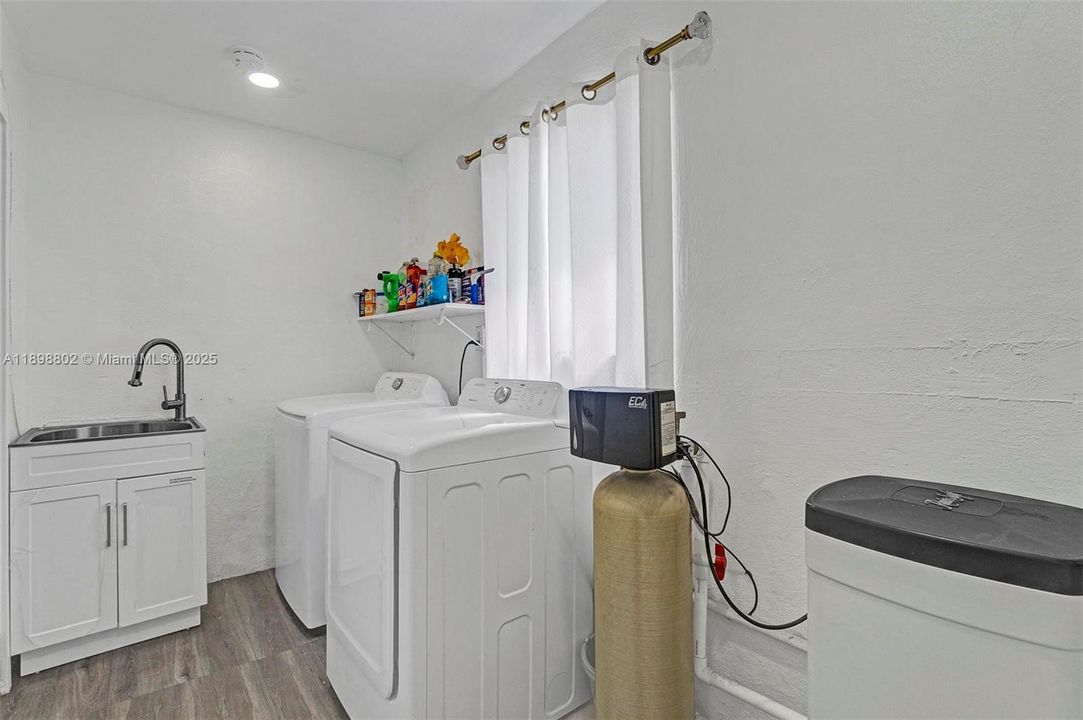 For Sale: $519,999 (4 beds, 2 baths, 1665 Square Feet)