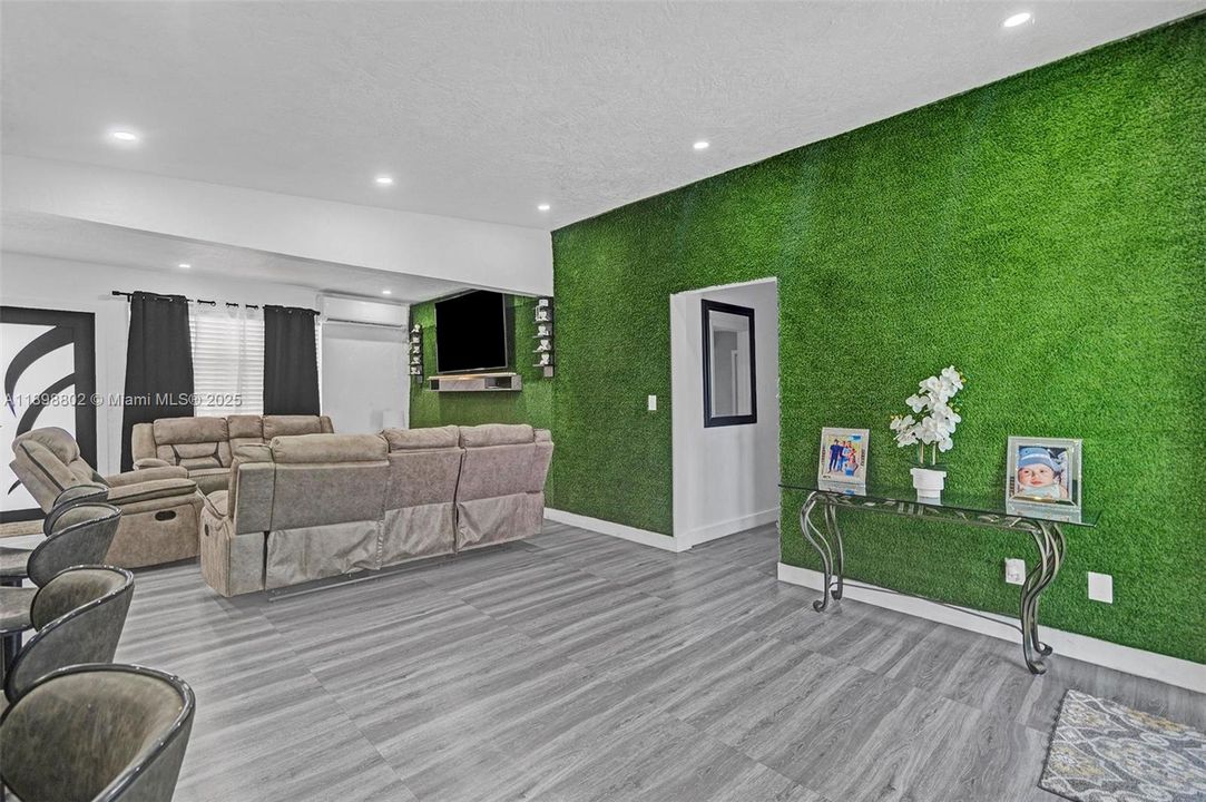 For Sale: $519,999 (4 beds, 2 baths, 1665 Square Feet)