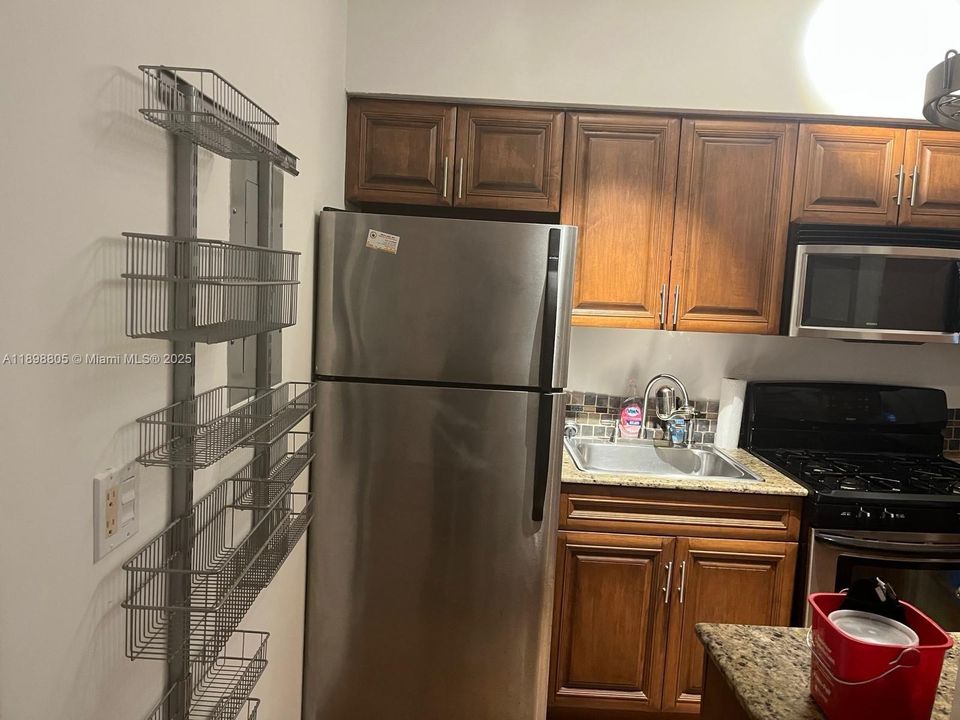 Active With Contract: $175,000 (1 beds, 1 baths, 609 Square Feet)