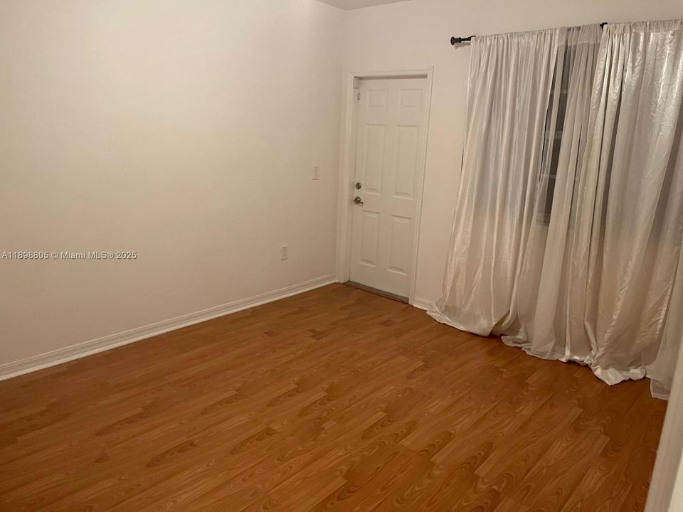 Active With Contract: $175,000 (1 beds, 1 baths, 609 Square Feet)