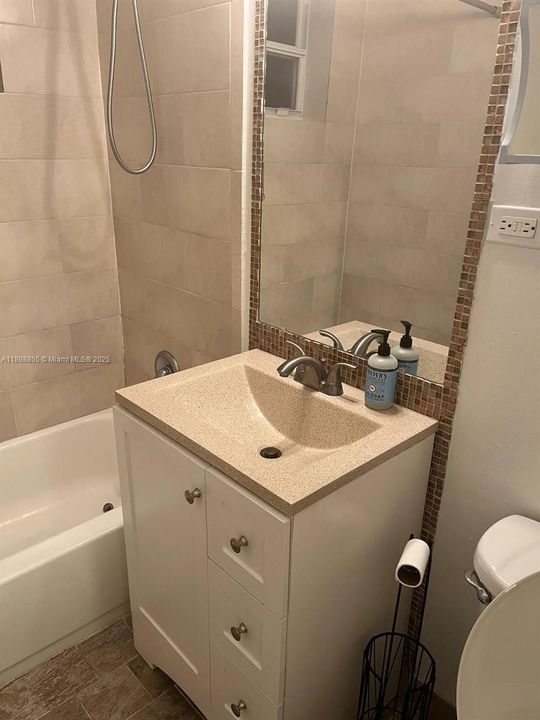 Active With Contract: $175,000 (1 beds, 1 baths, 609 Square Feet)