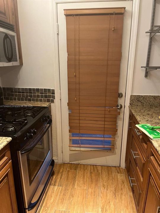 Active With Contract: $175,000 (1 beds, 1 baths, 609 Square Feet)