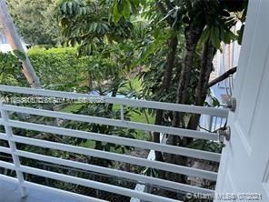 Active With Contract: $175,000 (1 beds, 1 baths, 609 Square Feet)