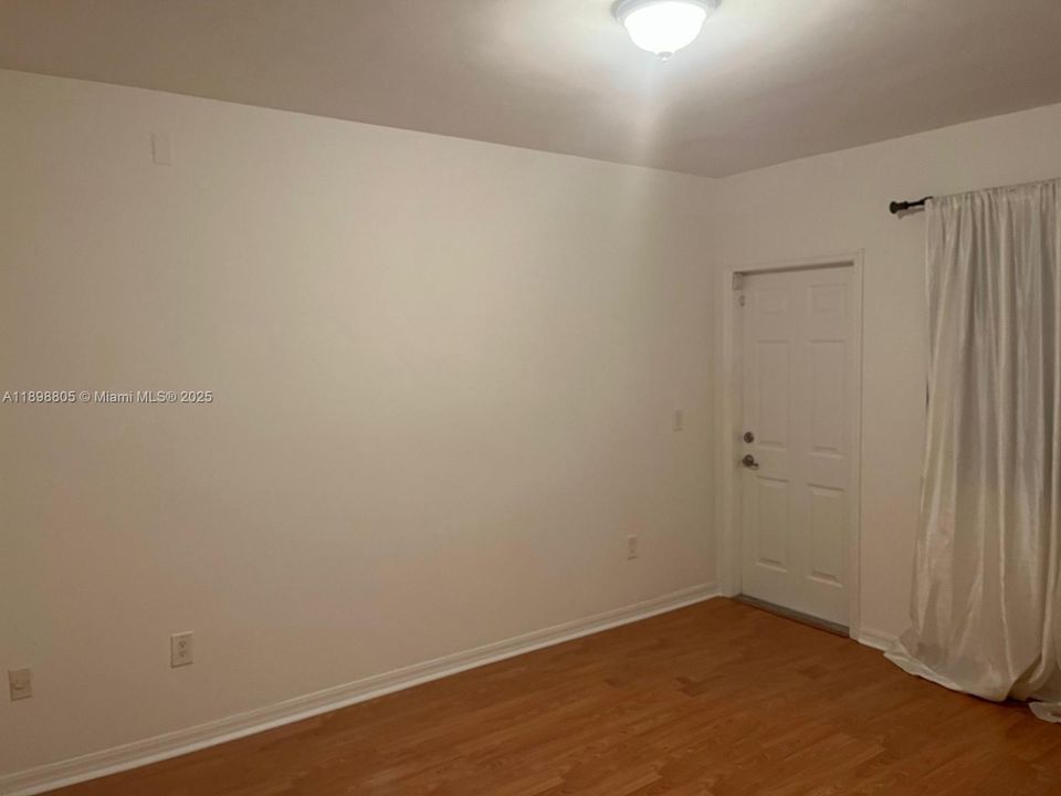 Active With Contract: $175,000 (1 beds, 1 baths, 609 Square Feet)