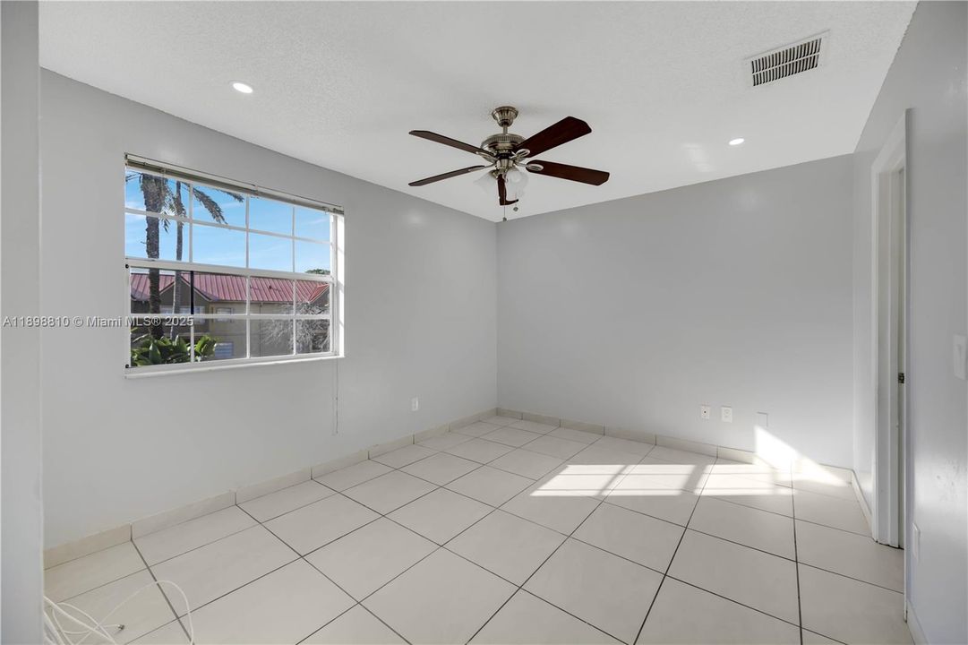 Activo con contrato: $299,000 (3 camas, 2 baños, 1100 Pies cuadrados)