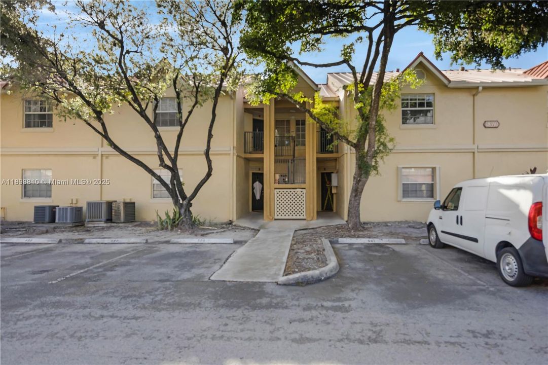 Activo con contrato: $299,000 (3 camas, 2 baños, 1100 Pies cuadrados)