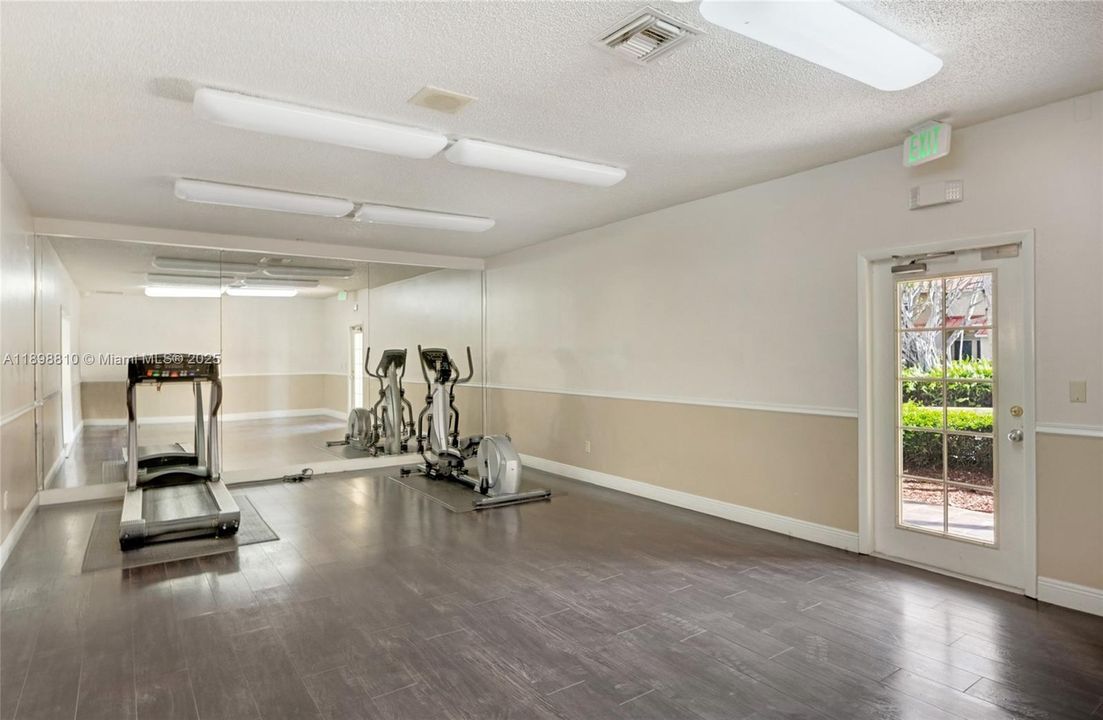 Activo con contrato: $299,000 (3 camas, 2 baños, 1100 Pies cuadrados)