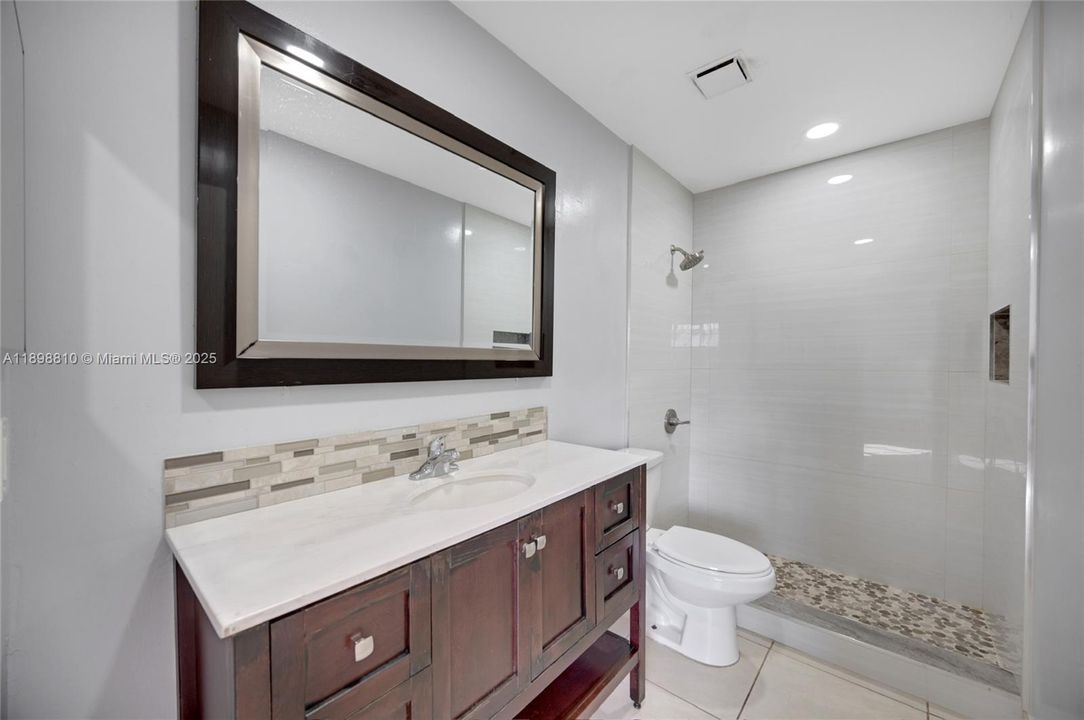 Activo con contrato: $299,000 (3 camas, 2 baños, 1100 Pies cuadrados)