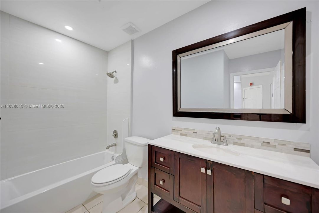 Activo con contrato: $299,000 (3 camas, 2 baños, 1100 Pies cuadrados)