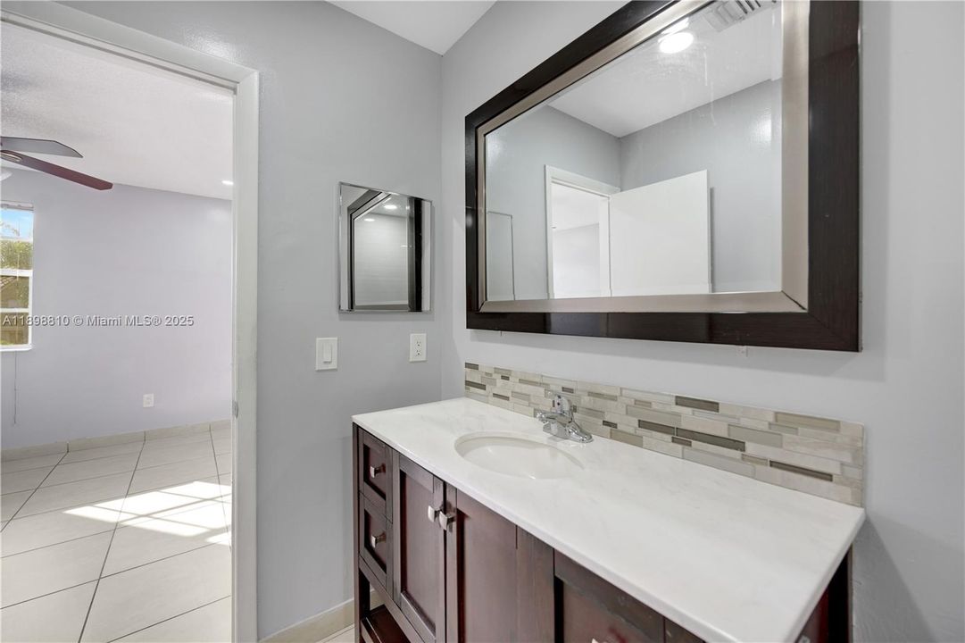 Activo con contrato: $299,000 (3 camas, 2 baños, 1100 Pies cuadrados)