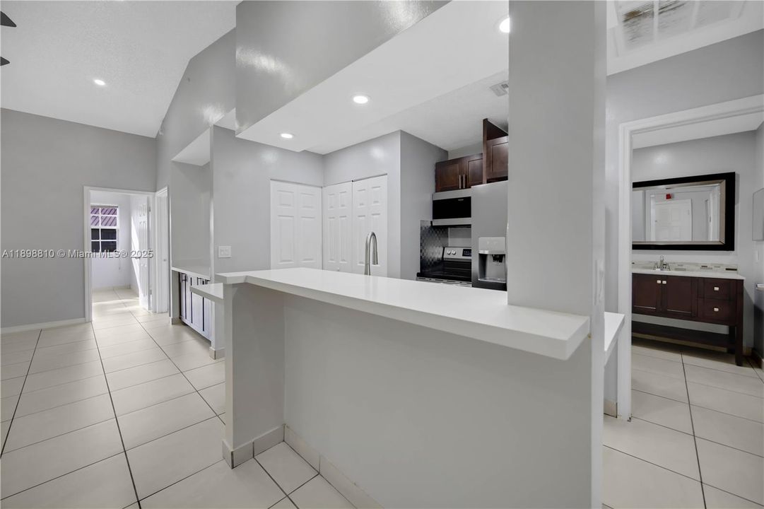 Activo con contrato: $299,000 (3 camas, 2 baños, 1100 Pies cuadrados)