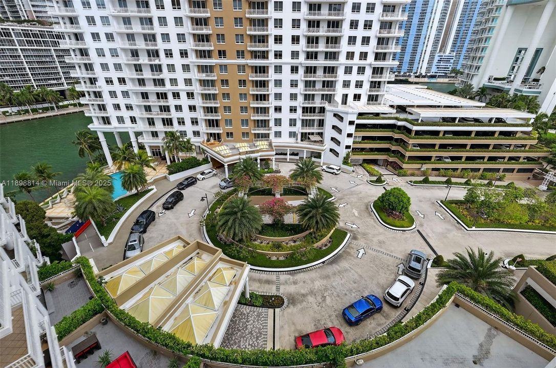 For Sale: $473,999 (1 beds, 1 baths, 806 Square Feet)