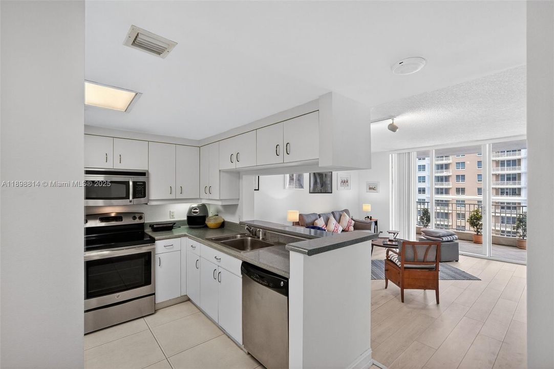 For Sale: $473,999 (1 beds, 1 baths, 806 Square Feet)