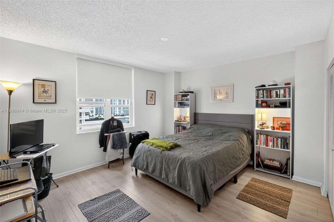 For Sale: $473,999 (1 beds, 1 baths, 806 Square Feet)