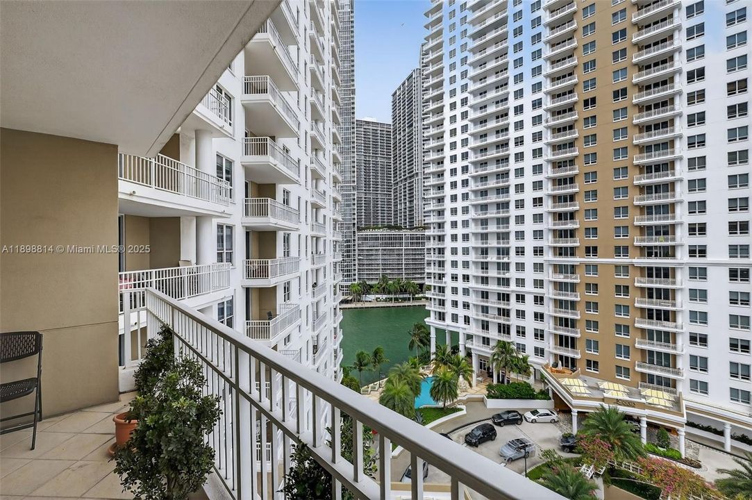 For Sale: $473,999 (1 beds, 1 baths, 806 Square Feet)