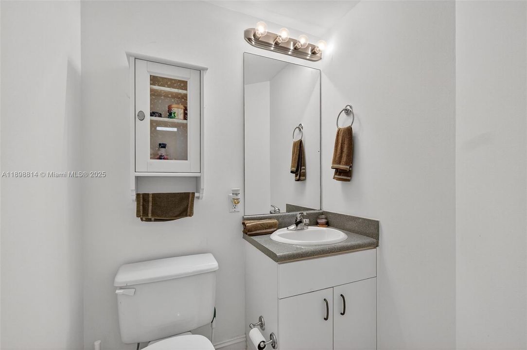 For Sale: $473,999 (1 beds, 1 baths, 806 Square Feet)