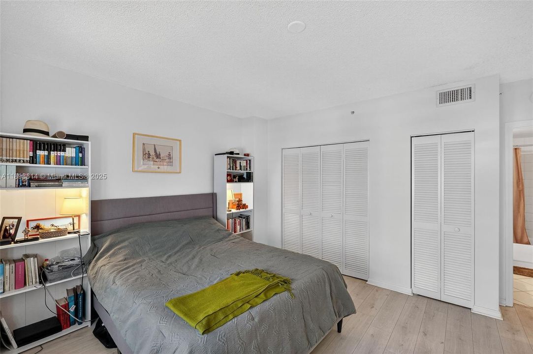 For Sale: $473,999 (1 beds, 1 baths, 806 Square Feet)