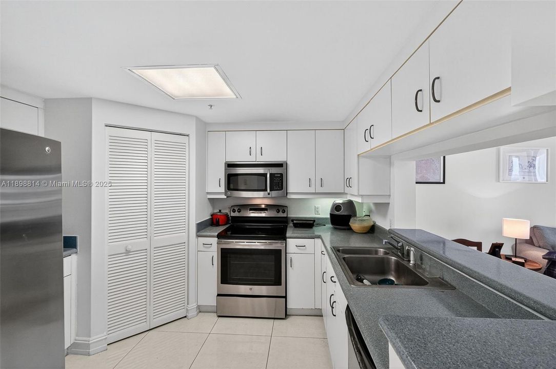 For Sale: $473,999 (1 beds, 1 baths, 806 Square Feet)
