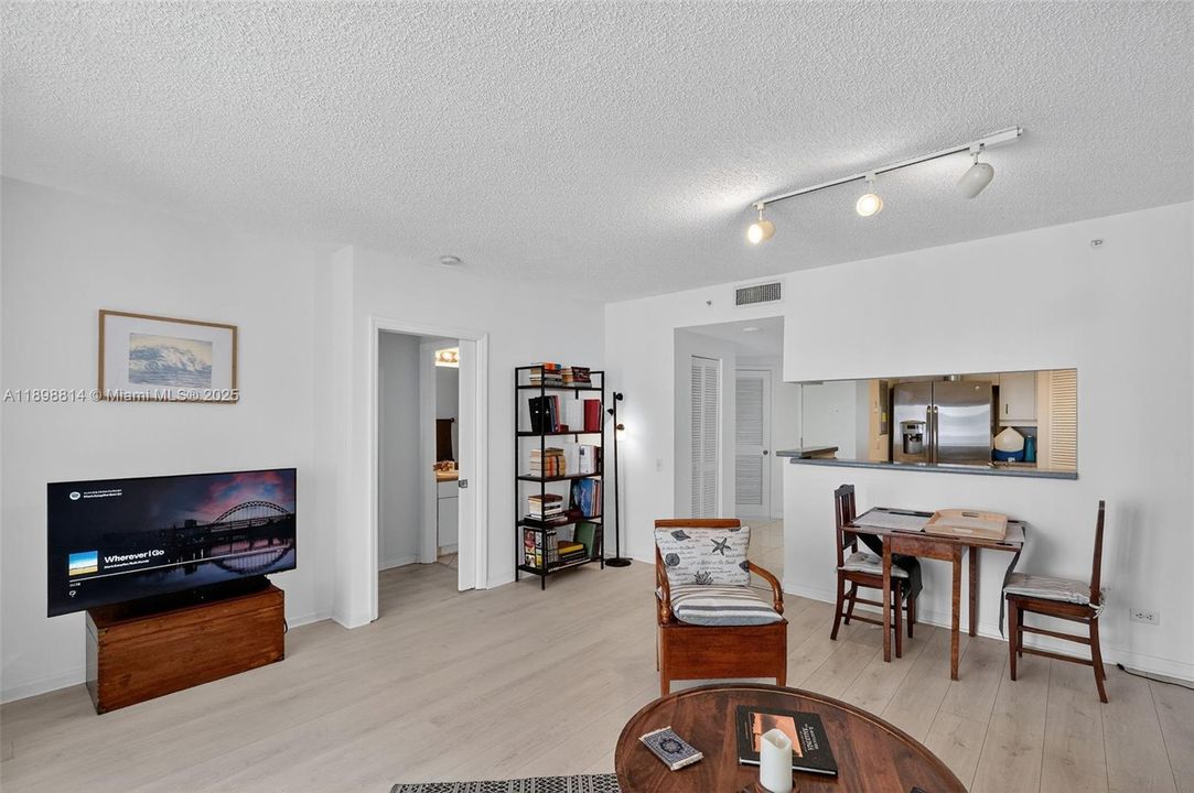 For Sale: $473,999 (1 beds, 1 baths, 806 Square Feet)