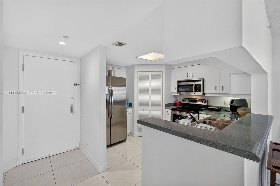 For Sale: $473,999 (1 beds, 1 baths, 806 Square Feet)