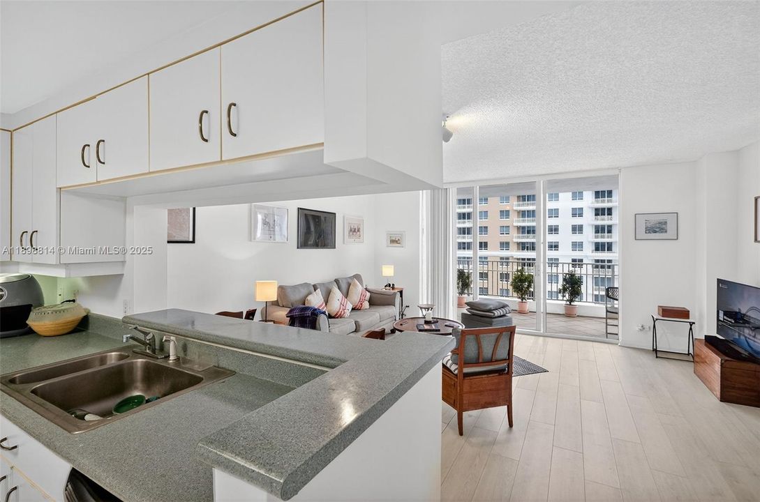 For Sale: $473,999 (1 beds, 1 baths, 806 Square Feet)