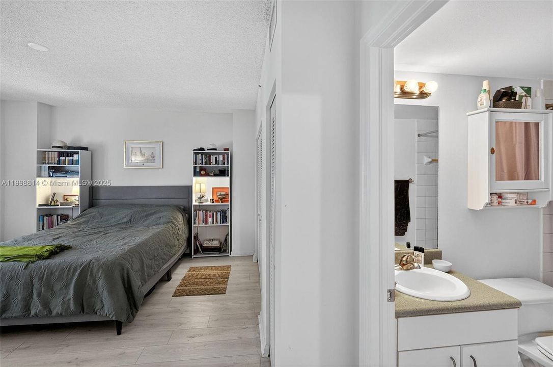 For Sale: $473,999 (1 beds, 1 baths, 806 Square Feet)