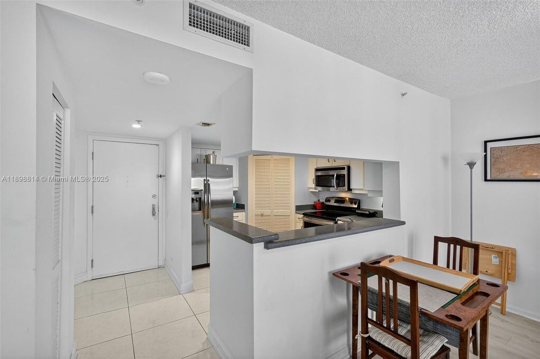 For Sale: $473,999 (1 beds, 1 baths, 806 Square Feet)