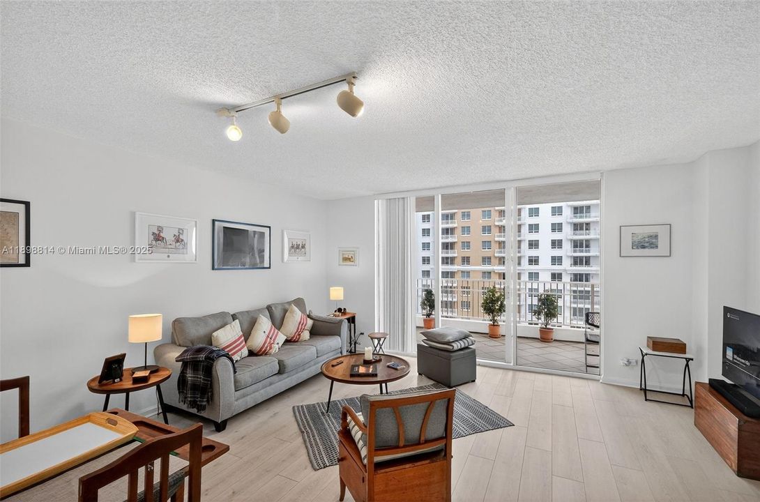 For Sale: $473,999 (1 beds, 1 baths, 806 Square Feet)