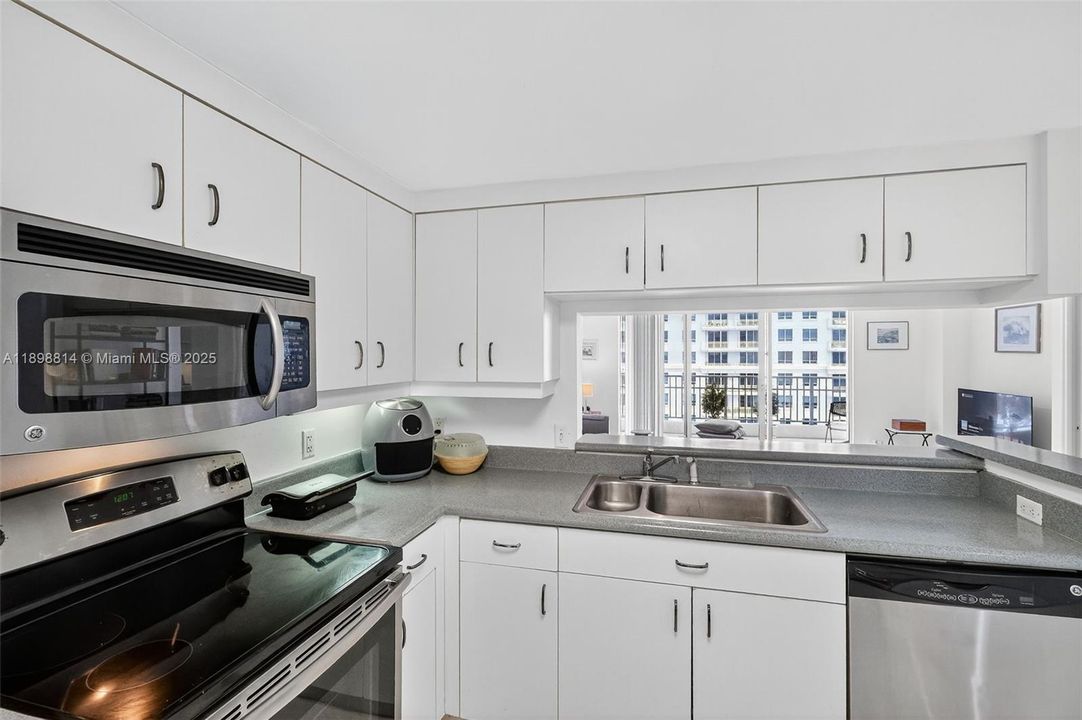 For Sale: $473,999 (1 beds, 1 baths, 806 Square Feet)
