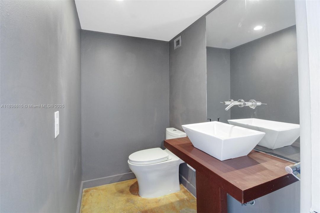 For Sale: $500,000 (1 beds, 1 baths, 950 Square Feet)