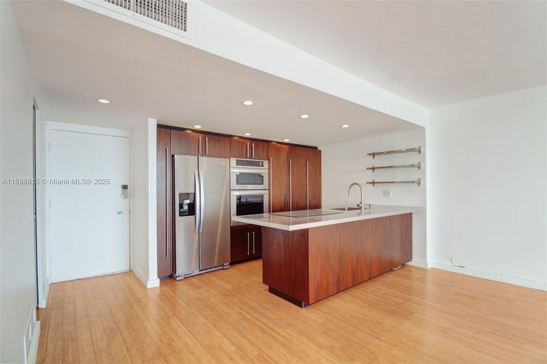 For Sale: $500,000 (1 beds, 1 baths, 950 Square Feet)