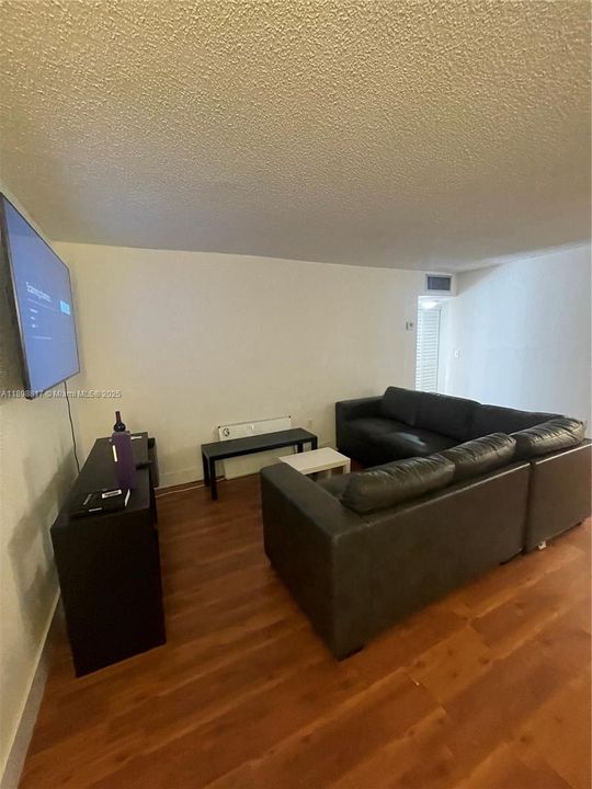 For Rent: $1,700 (1 beds, 1 baths, 628 Square Feet)