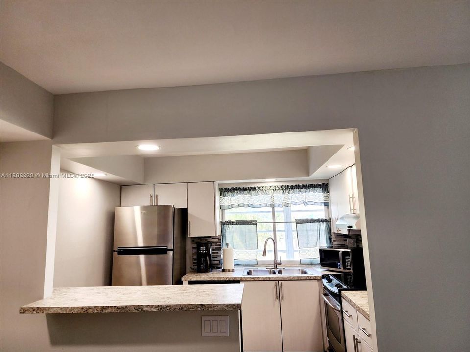 For Rent: $1,700 (2 beds, 2 baths, 950 Square Feet)