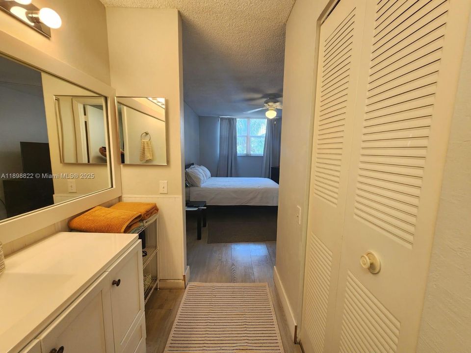 For Rent: $1,700 (2 beds, 2 baths, 950 Square Feet)