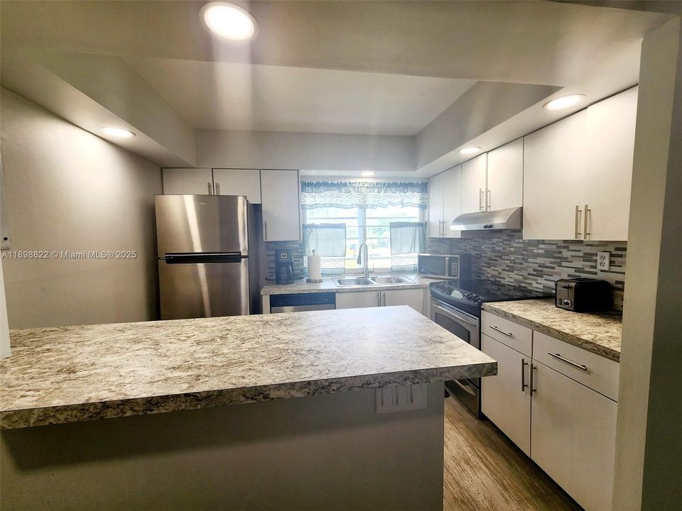 For Rent: $1,700 (2 beds, 2 baths, 950 Square Feet)