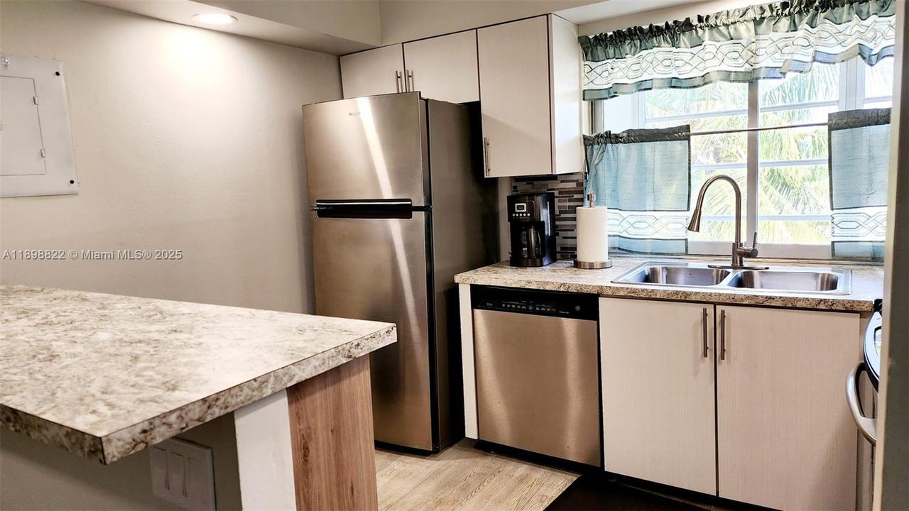 For Rent: $1,700 (2 beds, 2 baths, 950 Square Feet)